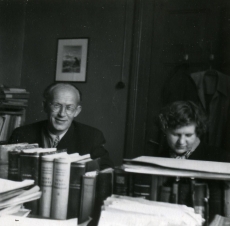 August Sang ja Ellen Niit Kirjandusmuuseumi käsikirjade osakonnas 15.09.1956