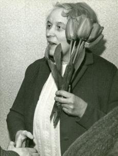 Betti Alver J. Liivi nim. luuleauhinna vastuvõtmisel oma kodus Koidula tn 8-2 1968. a.