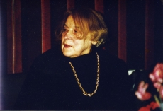 Betti Alver oma 75. juubeliõhtul Tartu Kirjanike Majas 27.11.1981