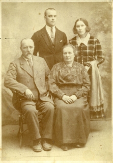 Betti Alver koos isa, ema ja vennaga 12. aprillil 1925. a Jõgeval