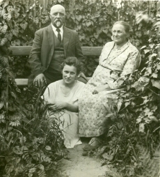 Betti Alver koos isa ja emaga [Pühastes 1930. aastatel]