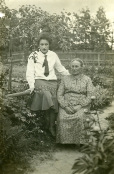 Betti Alver emaga [1930. aastatel Pühastes]