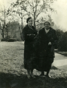 Betti Alver emaga [sügisel, 1920. aastate II poolel]