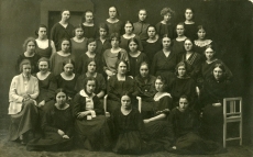 E.N.K.S Tütarlaste Gümnaasiumi õpilased - [IX a klass 1923/24]. Betti Alver I reas vas. 2.  