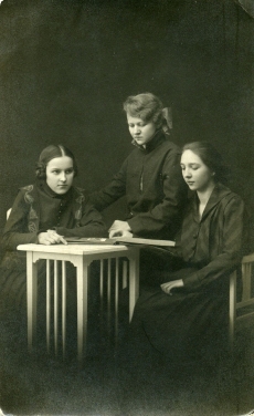 Vasakult Betti Alver, tema pinginaaber Elfriede Jaska ja tundmatu tütarlaps E.N.K.S Tütarlaste Gümnaasiumi õpilastena [1920-1921]