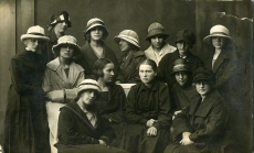 E.N.K.S. Tütarlaste Gümnaasiumi õpilased [1920]. Betti Alver I reas vas. 4.