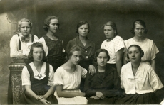 E.N.K.S. Tütarlaste Gümnaasiumi õpilased [1921]. Betti Alver I reas vas. 3.