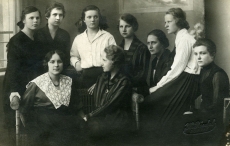 E.N.K.S. Tütarlaste Gümnaasiumi õpilased [1922. a]. Betti Alver I reas vasakult 1. 