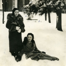 Betti Alver (paremal) kooliõega Toomel [1920. aastate keskel]