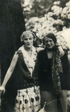 Betti Alver (vasakul) tundmatu naisterahvaga [1920-te II pool]