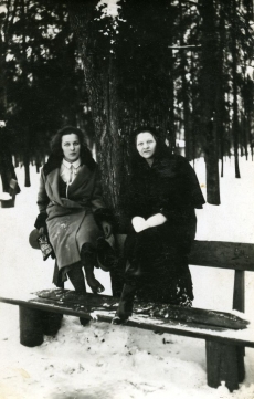 Betti Alver (vasakul) ja Elfriede Jaska Toomel [1920/30]