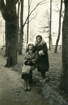 Betti Alver (vasakul) tundmatu naisterahvaga Toomel [1930. aastate alguses]