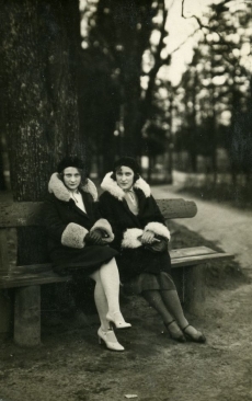 Betti Alver (paremal) tundmatu naisterahvaga Toomel [1930. aastatel]