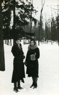 Betti Alver (vasakul) tundmatu naisterahvaga [ Toomel 1928-1932]
