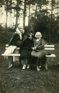 Betti Alver (vas. 1.) tundmatutega Narva-Jõesuus 6. juunil 1929. a.
