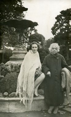 Betti Alver (vasakul) tundmatuga [1928-1930]