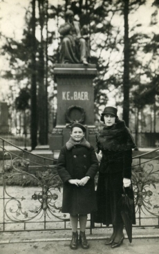 Betti Alver (paremal) ja [Utti] Toomel [1930. aastate alguses]