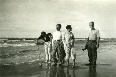 Betti Alver (vas. 3.) grupifotol [Pärnu rannas 1928.- 1935. a]