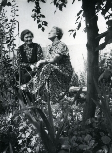 Betti Alver (paremal) tundmatu naisterahvaga [1959-1961]