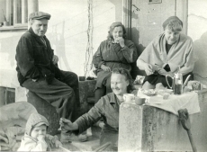 Betti Alver (par. 1.) grupifotol Tartus Koidula tn 8 trepil [1950. aastatel]