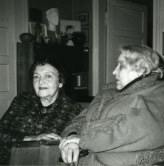Eeva Niinivaara ja Betti Alver 27. aprillil 1983. a poetessi elukohas Koidula tn 8-2 