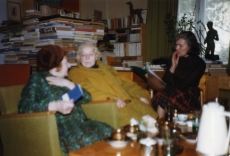 Eeva Niinivaara, Betti Alver ja Silvi Eilart poetessi pool kodus 1983. a aprillis