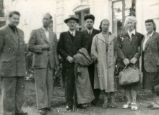 [O. Kruus], Kuno Kõrge, Friedebert Tuglas, Aadu Hint, Elsa Kõrge, Elo Tuglas ja Betti Alver Ahja end. Härrastemaja ees 12. sept. 1955. a