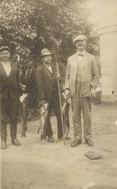 Hans Saar, August Alle (keskel) ja Karl Pastak kalal 
