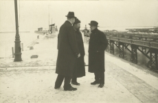 Konstantin Päts, Johan Pitka, seljaga August Rei Tallinna sadamas