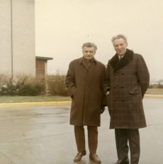 Ives Bonnefoy ja Aleksander Aspel 1967. a. dets. Iowa City lennuväljal.