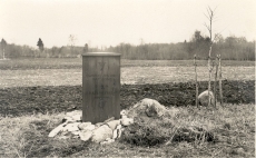 Kreutzwaldi mälestustahvel Ristimetsa kohal, Jõeperes, lauluisa sünnimaja varemeil