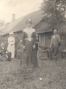 K. E. Sööt, K. Parts jtn Rua talu õues 1901