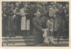 Delegatsioon teel Moskvasse. Esiplaanil Johannes Vares-Barbarus lilli vastu võtmas