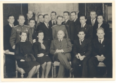 Johannes Vares-Barbarus pääle kiituskirjade andmist kehakultuurlaste keskel 17.11.1945