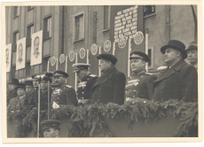 1. mai paraadi vastuvõtul Tallinnas Võidu väljakul. Paremal äärel Johannes Vares-Barbarus