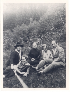 Johannes Vares-Barbarus abikaasaga, Johannes Semperi ema ja Johannes Semper abikaasaga Paistus