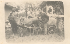 Johannes Vares-Barbarus I Maailmasõja päevil (seisab jalg aisal)