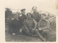 Johannes Vares-Barbarus sõjakaaslastega I Maailmasõja päevil. 2. reas vasakult esimene