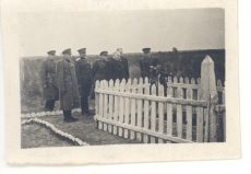 Johannes Vares-Barbarus sõjaväelastega Velikije-Luki juures