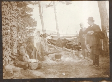 Paldrock, A dr. (1. paremalt) ja Sööt, K. E. saarlaste õues, 1906
