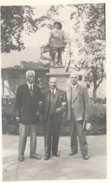 A. Läte, Otmar Feigler, K. E. Sööt Tartus Gustav-Adolfi ausamba juures, 1931. VII 28