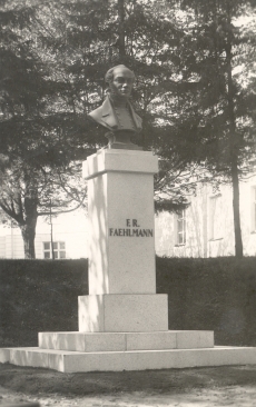 F. r Faehlmanni mälestussammas Tartu Toomemäel