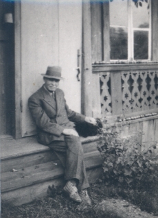 K. E. Sööt oma maja trepil Tartus, Tähtvere tn 5, 1943 suvel