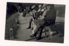 K. E. Sööt Soome külalise Vuorisega Tartu Toomeoru serval tennisemängu vaatamas. Nendega pr Keldt ja prl Kupfer, 22. VIII 1929