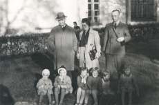 K. E. Sööt, r Ritsing ja preili X oma hoolealustega, viimaste seas hr. Ritsingu poeg ja tütar (vasakul äärel), 1. VI 1939