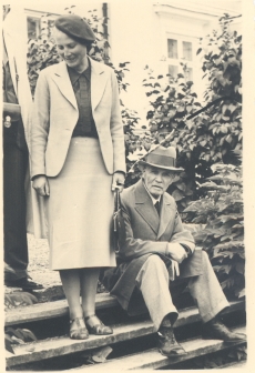 K. E. Sööt koos tundmatu naisega Kärdlas Tiigi tn 13. Õpetn pr. L. Kaalu foto 15. VII 1939