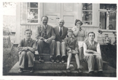 K. E. Sööt Willem Grünthal-Ridala perekonna keskel nende suvilas Muhumaal 16. VII 1939