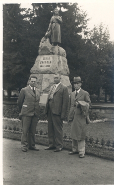 Dr J. Fazekas, dr Kukk ja K. E. Sööt L. Koidula ausamba ees Pärnus, 23. VII 1939