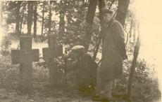 Kevna kiriku õues r Tobiase esivanemate kalmude ees K. E. Sööt koos kohaliku kooliõpetajaga, juuli 1939