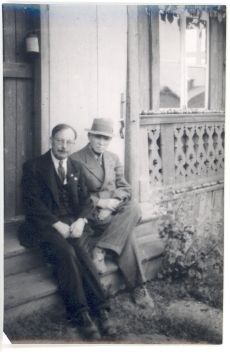 K. E. Sööt ja G. Matto (kooliõpetaja Narvast) K. E. Söödi maja trepil Tartus, Tähtvere tn 5, suvi 1943